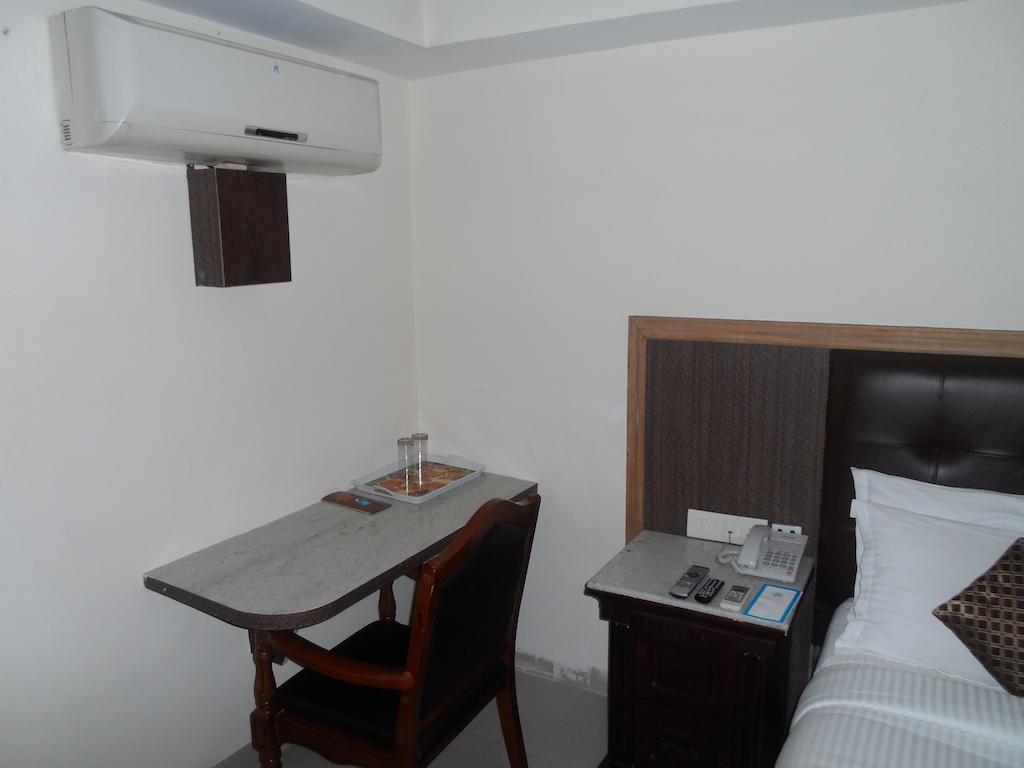 Capital O Hotel Central Park Near Birla Mandir Hyderabad Eksteriør billede
